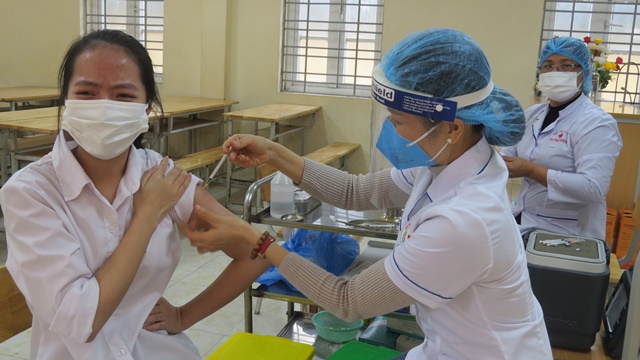 Học sinh huyện Phú Xuyên yên tâm sau khi tiêm vaccine phòng Covid-19 - Ảnh 1