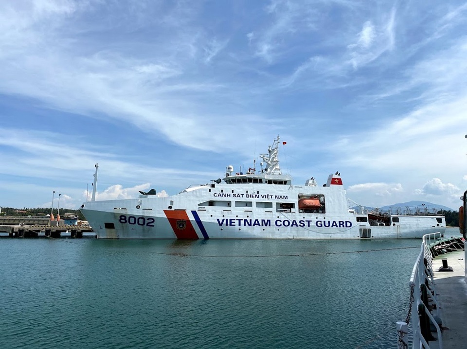 Tàu Cảnh sát biển cứu hộ 5 ngư dân tàu cá Quảng Ngãi - Ảnh 1