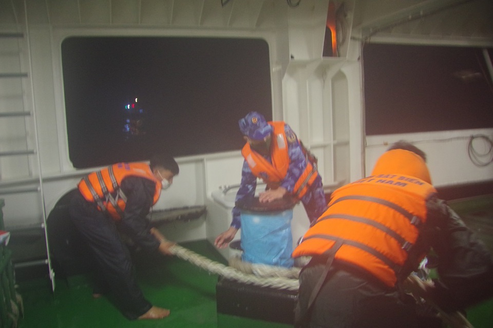 Tàu Cảnh sát biển cứu thành công 18 ngư dân gặp nạn ở Quảng Ngãi - Ảnh 2