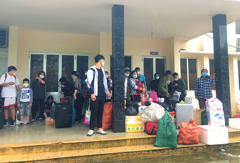 Hàng trăm hành khách bị mắc kẹt ở Quảng Nam, Quảng Ngãi - Ảnh 1