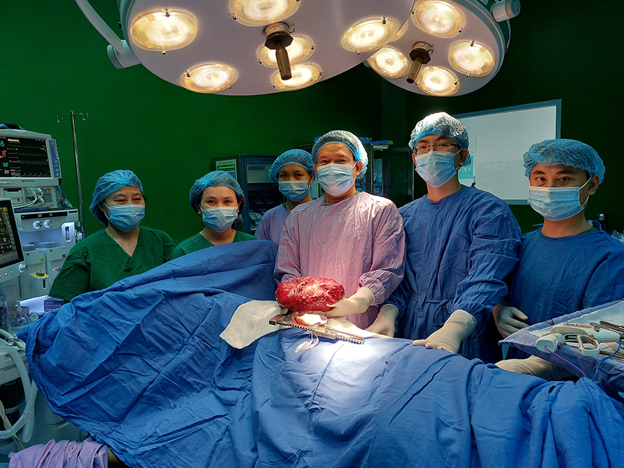 Đà Nẵng: Gần 5 giờ phẫu thuật lấy khối u 3,1kg ra khỏi người bệnh nhân - Ảnh 1