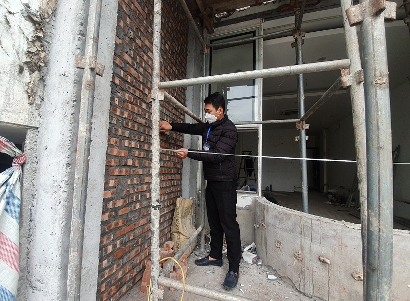 Quận Hoàn Kiếm: Kiểm tra đột xuất một số công trình xây dựng, cải tạo, sửa chữa tại phố Liên Trì - Ảnh 2