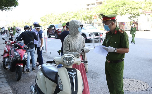 Đủ chiêu trò để “lách chốt” - Ảnh 1