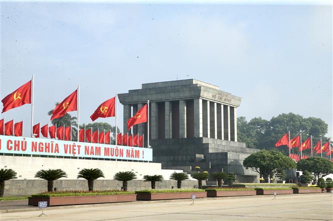 Lãnh đạo Đảng, Nhà nước vào Lăng viếng Chủ tịch Hồ Chí Minh - Ảnh 1