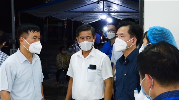 Hơn 30 y, bác sỹ tỉnh Bắc Ninh hỗ trợ huyện Gia Lâm lấy mẫu và tiêm vaccine phòng Covid-19 ngay trong đêm - Ảnh 1