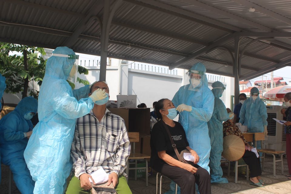 Theo chân lực lượng y tế tỉnh Bắc Ninh hỗ trợ huyện Gia Lâm phòng chống dịch Covid-19 - Ảnh 2