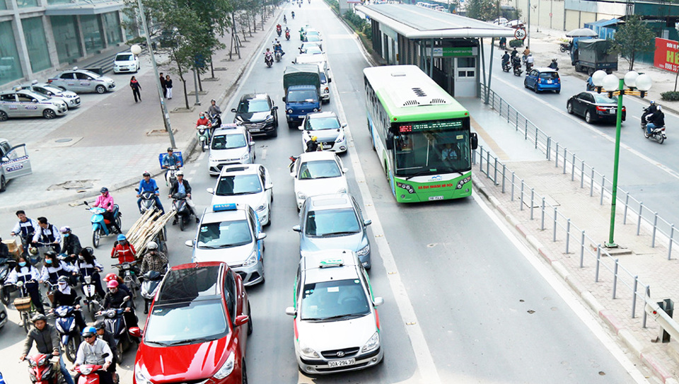 Giảm ùn tắc giao thông Hà Nội: Xây dựng chính sách ưu tiên xe buýt - Ảnh 1