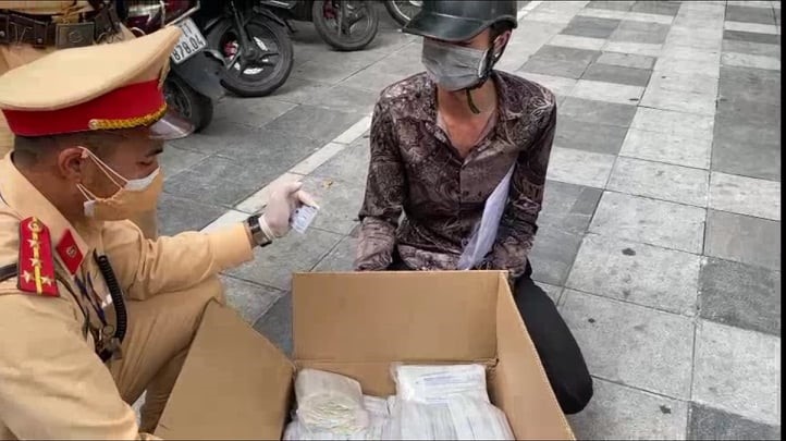 Hà Nội: Xử phạt hơn 1.000 trường hợp vi phạm phòng chống dịch, phát hiện 50.000 que tets Covid trôi nổi - Ảnh 2