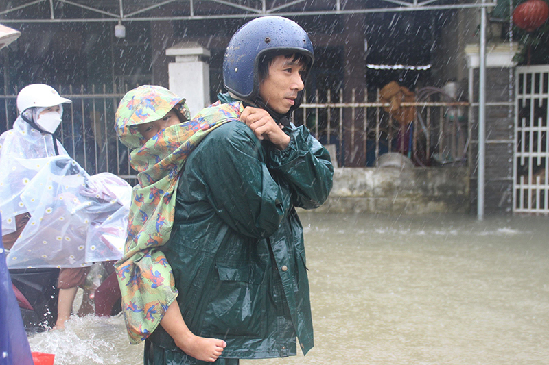 Ảnh: Biển nước bủa vây hàng trăm ngôi nhà ở Quảng Nam, người dân hối hả chạy lũ - Ảnh 3