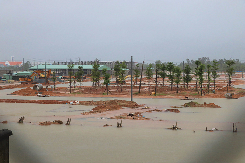 Ảnh: Biển nước bủa vây hàng trăm ngôi nhà ở Quảng Nam, người dân hối hả chạy lũ - Ảnh 5