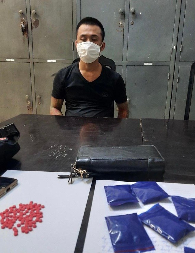Hà Nội: Biểu hiện lấm lét, nam thanh niên “lộ” chiếc ví chứa hơn 1.300 viên ma túy - Ảnh 2
