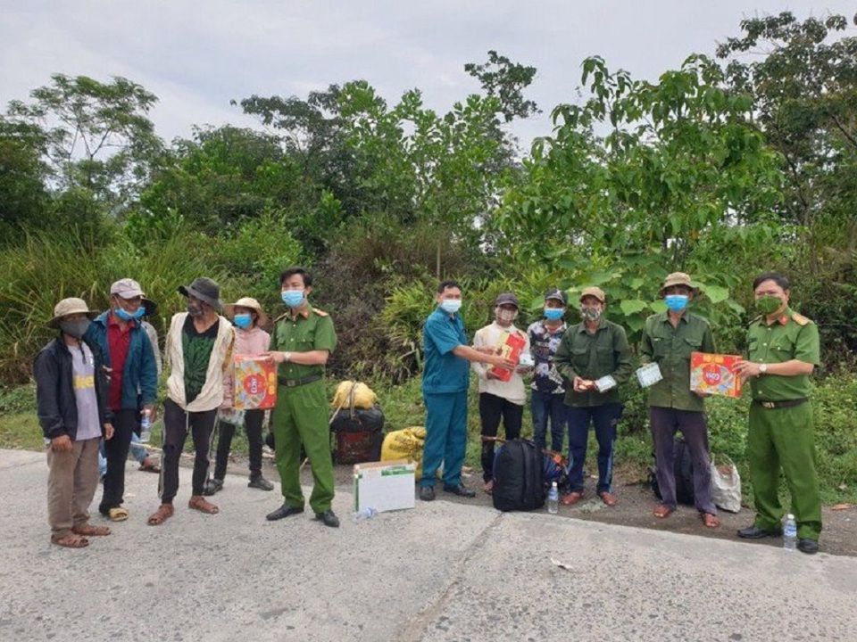 Đà Nẵng đưa gần 100 lao động ở trong rừng đến nơi an toàn để trú bão - Ảnh 1