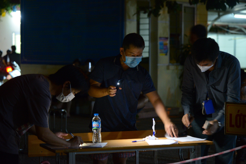 [Ảnh] Hà Nội: Nhiều quận, huyện lấy mẫu xét nghiệm và tiêm vaccine cho người dân vào ban đêm - Ảnh 11