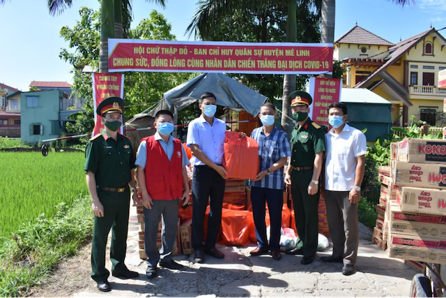 Lực lượng vũ trang huyện Mê Linh xuống đồng thu hoạch rau màu cùng nông dân - Ảnh 2