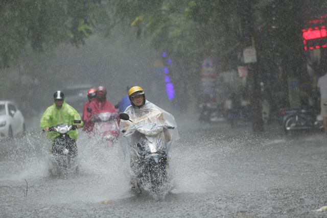 Áp thấp nhiệt đới gây mưa lớn diện rộng, các địa phương không được phép chủ quan - Ảnh 1