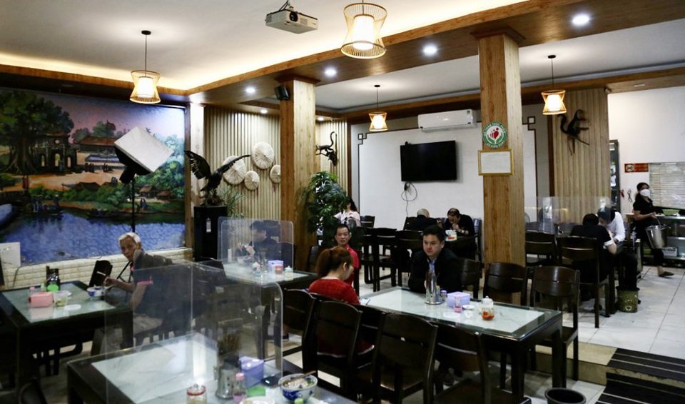 Quận Ba Đình: Cơ sở kinh doanh ăn uống tuân thủ quy định phòng dịch khi phục vụ tại chỗ - Ảnh 3