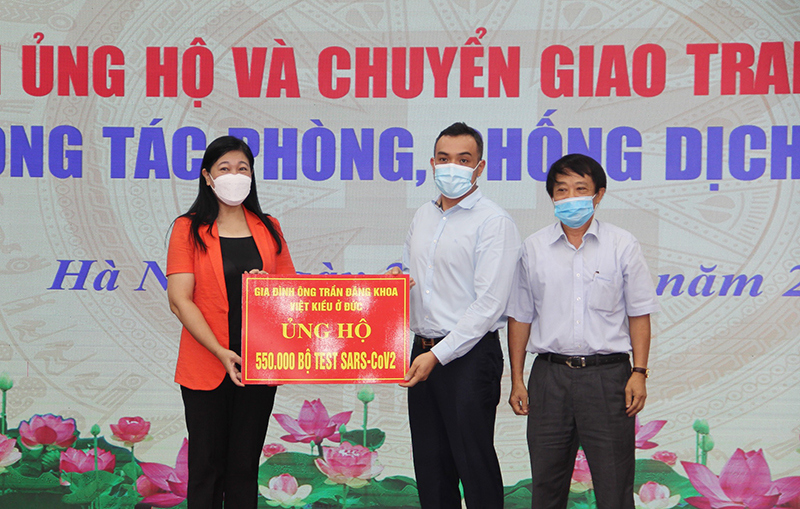 MTTQ Việt Nam TP Hà Nội chuyển giao 50 máy thở cho Bệnh viện Đại học Y Hà Nội - Ảnh 2