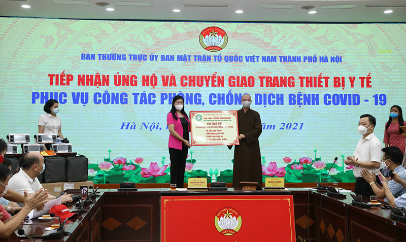 MTTQ TP Hà Nội chuyển giao 20 máy thở, 9 xe cứu thương cho Sở Y tế Hà Nội - Ảnh 2