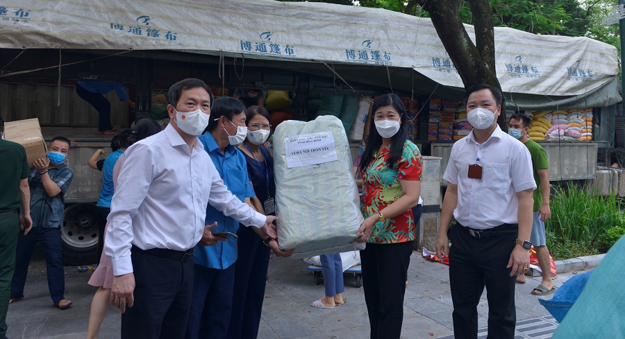 Hà Nội: Tiếp nhận ủng hộ trên 70 tấn hàng hóa từ tỉnh Hòa Bình cùng chia sẻ khó khăn do dịch Covid-19 - Ảnh 3