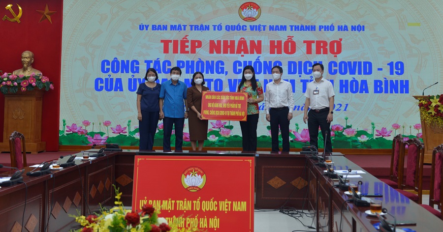 Hà Nội: Tiếp nhận ủng hộ trên 70 tấn hàng hóa từ tỉnh Hòa Bình cùng chia sẻ khó khăn do dịch Covid-19 - Ảnh 1