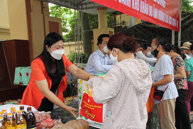 MTTQ Việt Nam TP Hà Nội chuyển giao 50 máy thở cho Bệnh viện Đại học Y Hà Nội - Ảnh 3