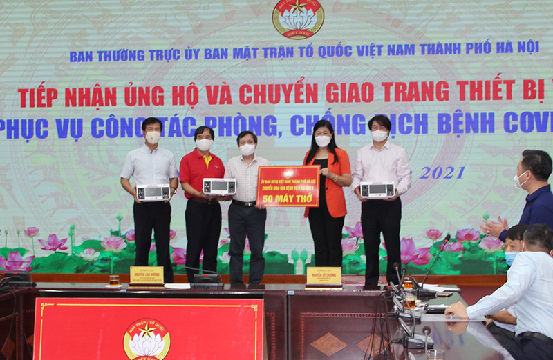 MTTQ Việt Nam TP Hà Nội chuyển giao 50 máy thở cho Bệnh viện Đại học Y Hà Nội - Ảnh 1
