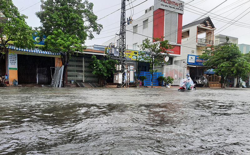 Mưa lớn kéo dài, nhiều nơi ở Quảng Nam bị ngập cục bộ, cô lập - Ảnh 1