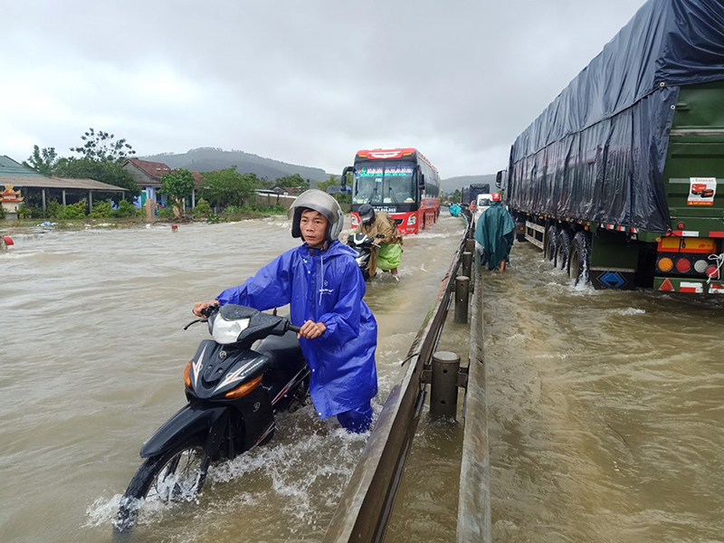 Thừa Thiên Huế: Mưa lớn gây ngập lụt cục bộ một số khu vực, 2 người mất tích - Ảnh 2