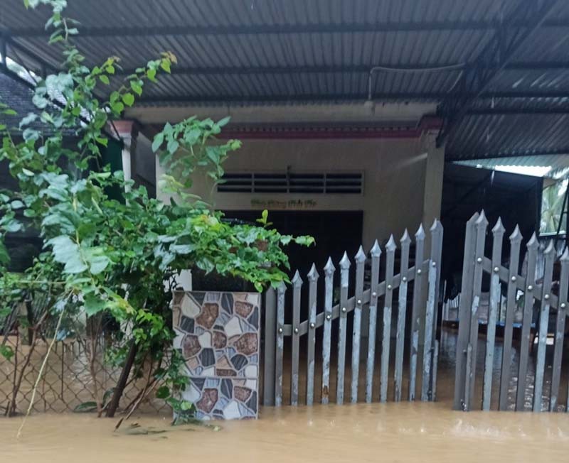 Bình Định: Nhiều khu vực bị chia cắt, hơn 19.000 học sinh nghỉ học do mưa, lũ - Ảnh 2
