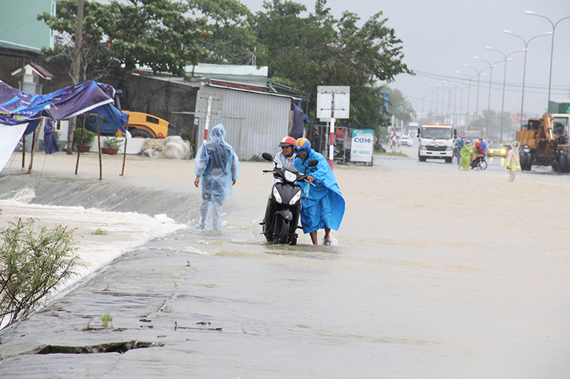 Quốc lộ 1A đoạn qua Quảng Nam bị ngập sâu, lưu thông khó khăn - Ảnh 3
