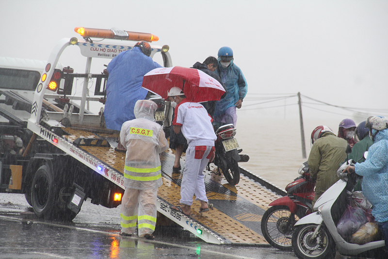 Quốc lộ 1A đoạn qua Quảng Nam bị ngập sâu, lưu thông khó khăn - Ảnh 2