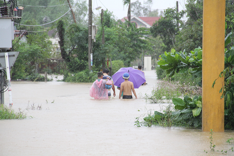 Quốc lộ 1A đoạn qua Quảng Nam bị ngập sâu, lưu thông khó khăn - Ảnh 5