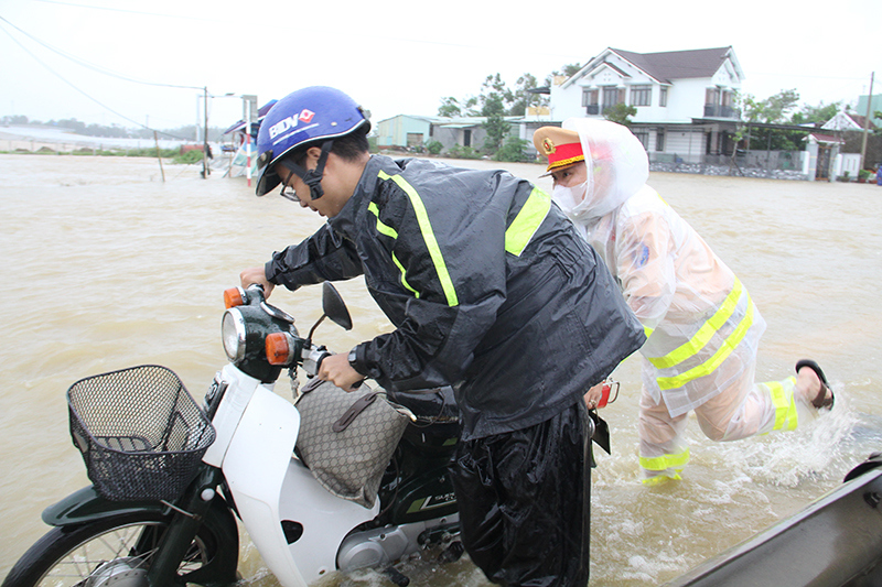 Quốc lộ 1A đoạn qua Quảng Nam bị ngập sâu, lưu thông khó khăn - Ảnh 4