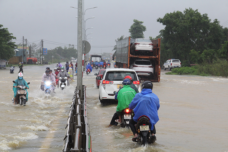 Quốc lộ 1A đoạn qua Quảng Nam bị ngập sâu, lưu thông khó khăn - Ảnh 1