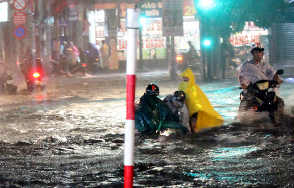 TP Hồ Chí Minh: Đường ngập sâu trong mưa lớn, nhiều người ngã nhào - Ảnh 1