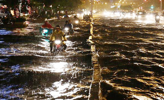 TP Hồ Chí Minh: Đường ngập sâu trong mưa lớn, nhiều người ngã nhào - Ảnh 3