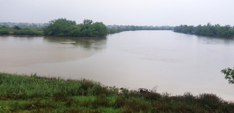 Quảng Trị: Mưa lớn gây chia cắt cục bộ, sạt lở bờ sông tại nhiều địa phương - Ảnh 1