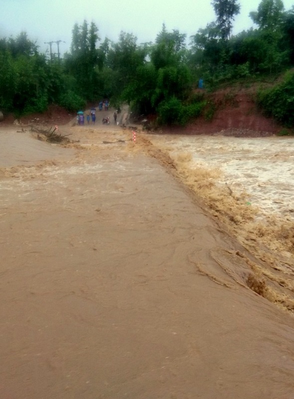 Quảng Trị: Mưa lớn gây chia cắt cục bộ, sạt lở bờ sông tại nhiều địa phương - Ảnh 2