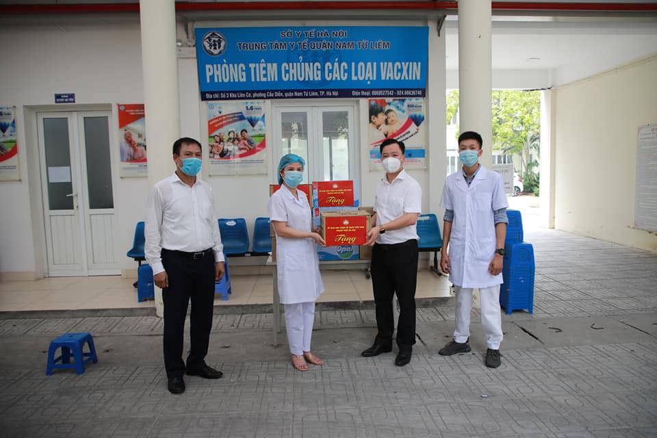 Ủy ban MTTQ thành phố Hà Nội trao hỗ trợ cho 15 Trung tâm Y tế - Ảnh 2