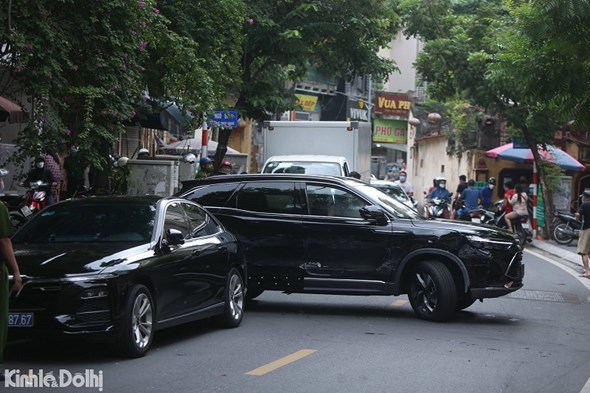 Hà Nội: Lái xe ô tô nghi ngáo đá “đại náo” phố Thụy Khuê - Ảnh 1