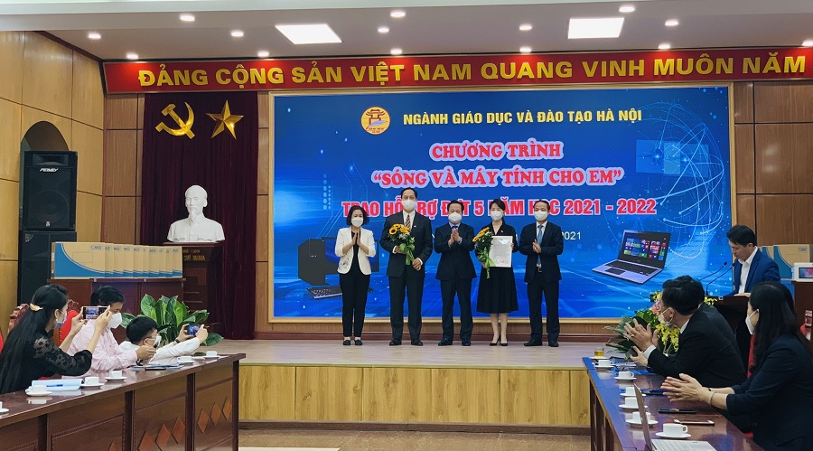 Tập đoàn CMC tặng 400 máy tính - trị giá 4 tỷ đồng cho học sinh khó khăn tại Hà Nội - Ảnh 2