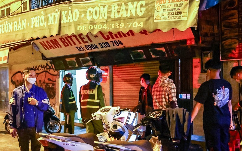 Quận Hoàn Kiếm: Kiểm tra, nhắc nhở hàng quán thực hiện nghiêm phòng chống dịch, đóng cửa trước 21 giờ - Ảnh 4