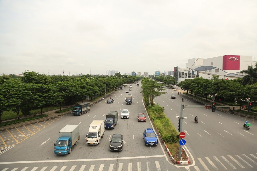 Đường phố Hà Nội đông dần trong ngày đầu nới lỏng tại nhiều quận, huyện - Ảnh 2