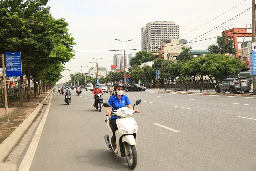Đường phố Hà Nội đông dần trong ngày đầu nới lỏng tại nhiều quận, huyện - Ảnh 3
