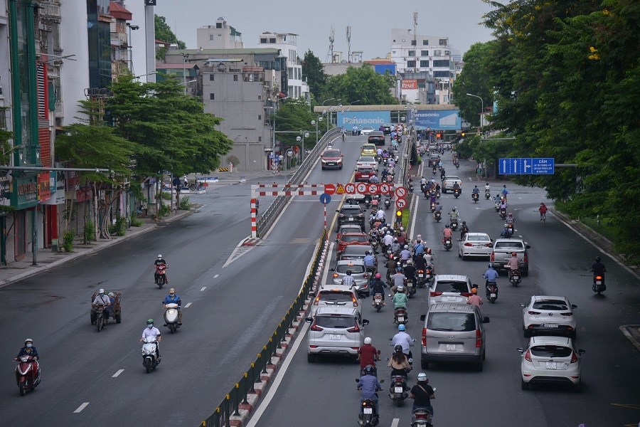 Đường phố Hà Nội đông dần trong ngày đầu nới lỏng tại nhiều quận, huyện - Ảnh 6