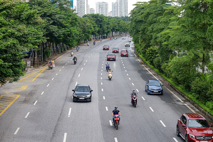 Đường phố Hà Nội đông dần trong ngày đầu nới lỏng tại nhiều quận, huyện - Ảnh 7