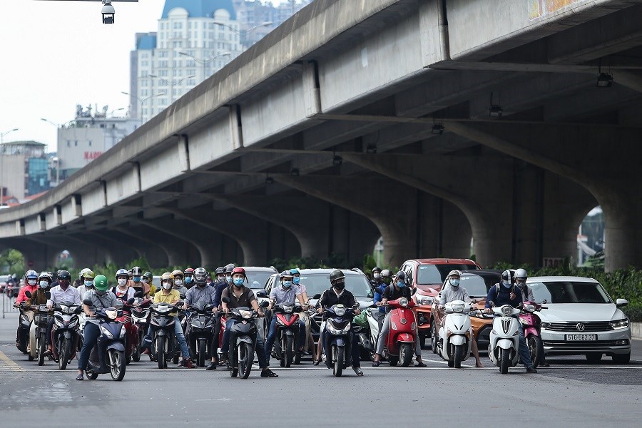 Đường phố Hà Nội đông dần trong ngày đầu nới lỏng tại nhiều quận, huyện - Ảnh 9