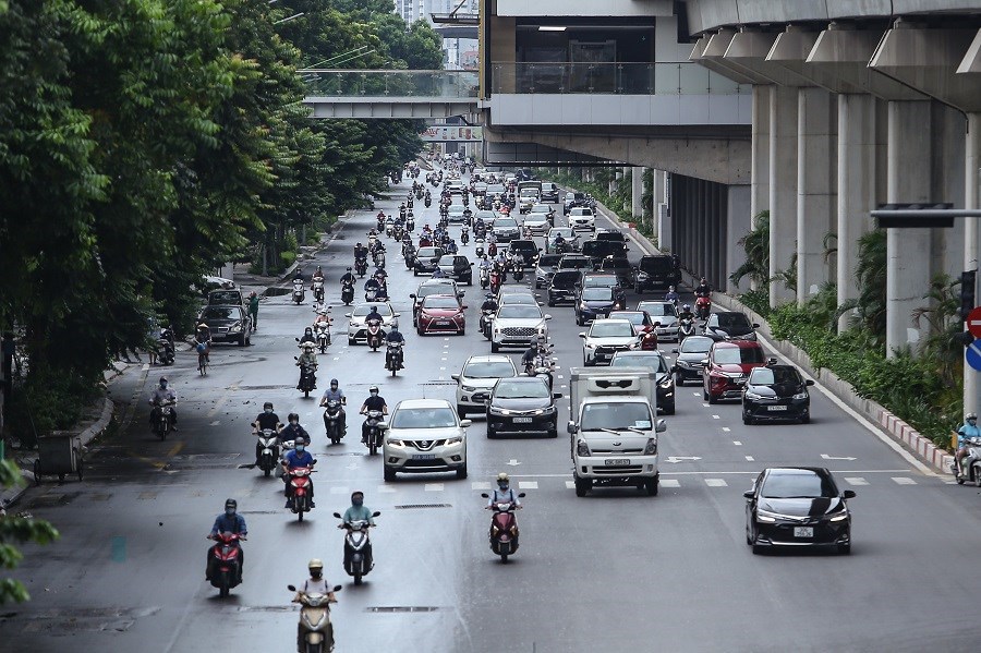 Đường phố Hà Nội đông dần trong ngày đầu nới lỏng tại nhiều quận, huyện - Ảnh 10