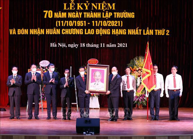 Chủ tịch nước Nguyễn Xuân Phúc dự Lễ kỷ niệm 70 năm thành lập Đại học Sư phạm Hà Nội - Ảnh 3