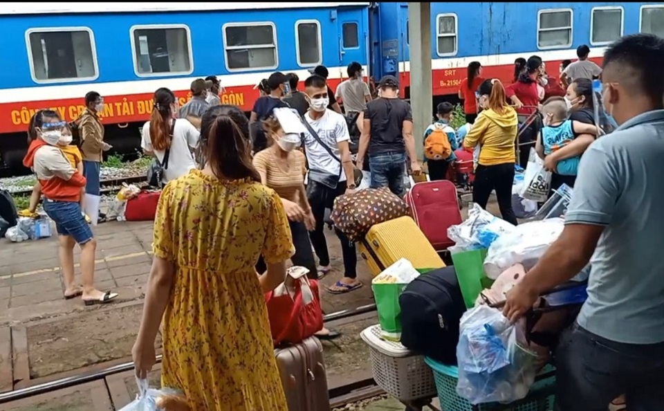 Đưa khoảng 600 người dân từ Đông Nam Bộ về quê Ninh Bình bằng tàu hỏa - Ảnh 1